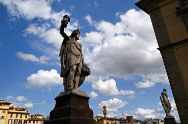 Giovan Battista Caccini tarafından Santa Trinita köprüsünde yapılan mermer heykel.