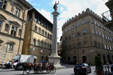 Santa Trinita Meydanı Gotik tarzı Spini-Feroni sarayı ve Floransa şehrinde Adalet Sütunuyla 