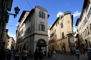 Toskana 'nın Floransa şehrinde Rue de la Spada ve Soleil caddeleri arasında turistlerle kesişiyor.