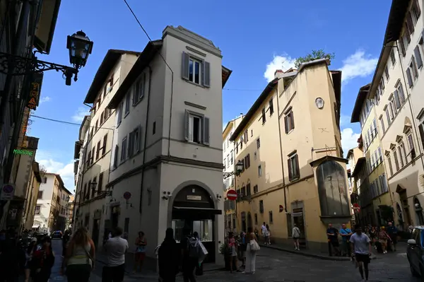 Toskana 'nın Floransa şehrinde Rue de la Spada ve Soleil caddeleri arasında turistlerle kesişiyor.