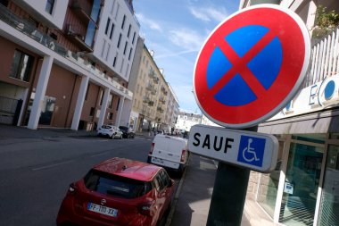 Vannes 'da bir caddede engelliler dışında park yeri ve durak yasak.