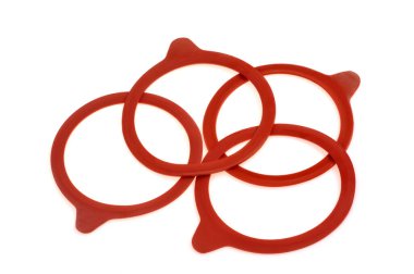 Kavanozlardaki konservelerin plastik mühürler beyaz arka planda yakın plan. 