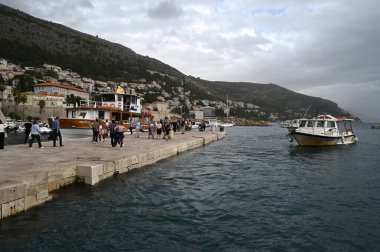 İskeledeki turistler Dubrovnik limanındaki bir deniz mekiğini yakalamak için.