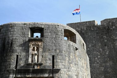 Dubrovnik 'in Aziz Blaise heykeli duvarlarla çevrili şehrin girişinde. 