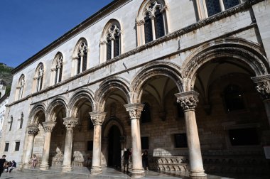Dubrovnik şehrinin Sponza Sarayı turistlerle dolu.