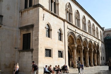 Dubrovnik şehrinin Sponza Sarayı turistlerle dolu.
