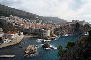 Eski Dubrovnik kasabasının istihkamlarıyla genel görünümü