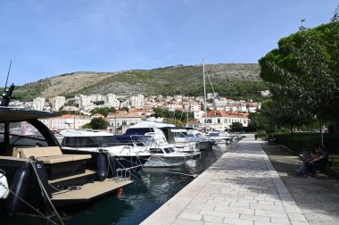 Dubrovnik limanına demirlemiş eğlence gemileri