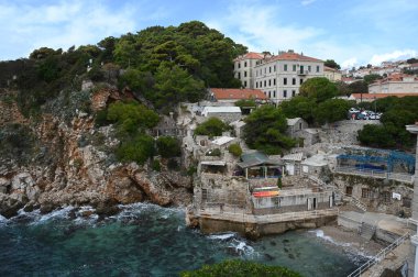 Evleri Adriyatik Denizi kıyısında kayalar üzerine inşa edilmiş Dubrovnik kıyıları