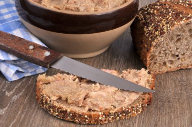 Dilimlenmiş ekmek, pirzola ve bıçakla yakın plan.