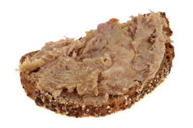 Dilimlenmiş ekmek ve beyaz arkaplan üzerine yakın plan roketler.