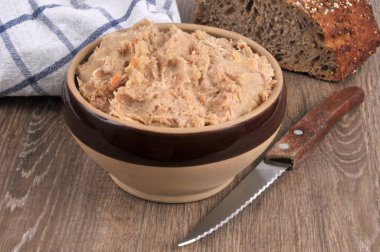 Bıçaklı bir kase rillet ve yakın plan ekmek.