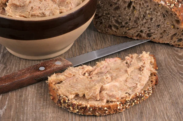 Dilimlenmiş ekmek, pirzola ve bıçakla yakın plan.