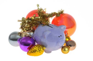 Noel ikramiyesi konsepti, domuz kumbarası ve beyaz arka planda Noel topları.