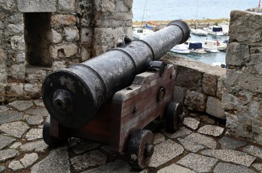 Hırvatistan 'ın eski Dubrovnik kasabasının tahkimatları üzerine top atıldı