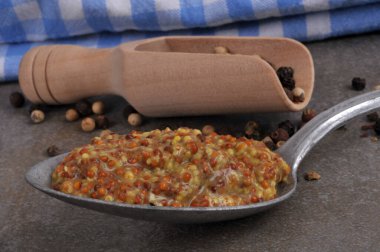 Bir kaşık dolusu biberli hardal.