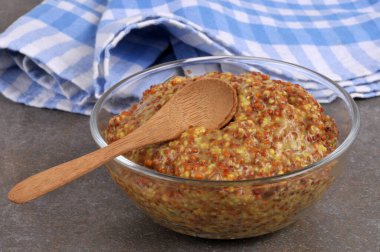 Ahşap kaşıklı hardallı ramekin. 