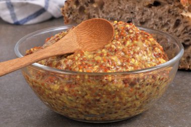 Ahşap kaşıklı hardallı ramekin.