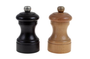 Beyaz arkaplanda farklı renklerde biber fabrikaları