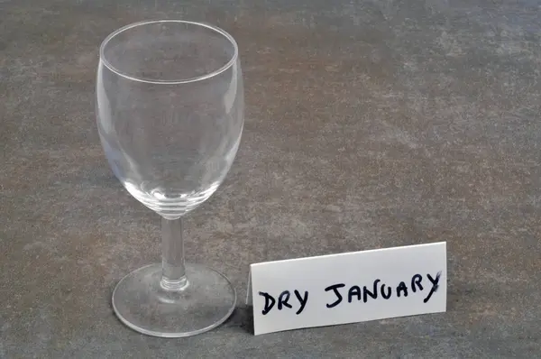 Trockener Januar Mit Leerem Weinglas Und Text Auf Einer Karte Stockfoto