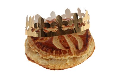 Galette des Rois ve tacı beyaz arka planda.