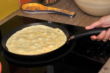 Krep makinesinde krep pişirirken yakın plan çekimde. 