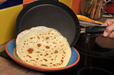 Krep makinesinden tabağa yakın plan bir krep kaydır.