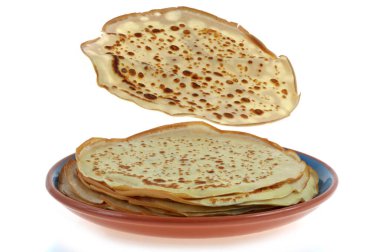 Krep yığının üstünde, beyaz arka planda yakın plan bir tabakta. 