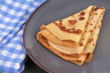 Krep, yakın plan bir tabakta üçgen şeklinde katlanmış.