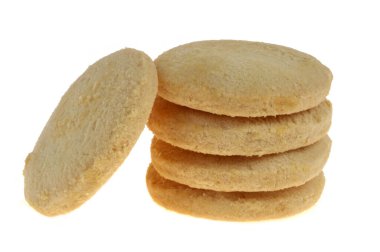 Kısa ekmekler beyaz arkaplanda üst üste dizildi