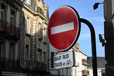 Fransa 'nın Vannes kentindeki bir caddede otobüs, taksi ve bisikletler dışında yol işaretleri yasaktır.