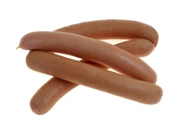 Beyaz arka planda bir sürü sosis var. 