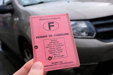 Fransız ehliyeti, yakın plan, bulanık araba arkaplanı. 