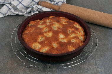 Mutfak malzemeleriyle bir pasta kapağının üzerindeki silikon kalıpta armut keki.