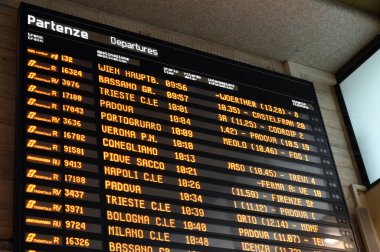Venedik tren istasyonu kalkış ve varış noktaları tahtası