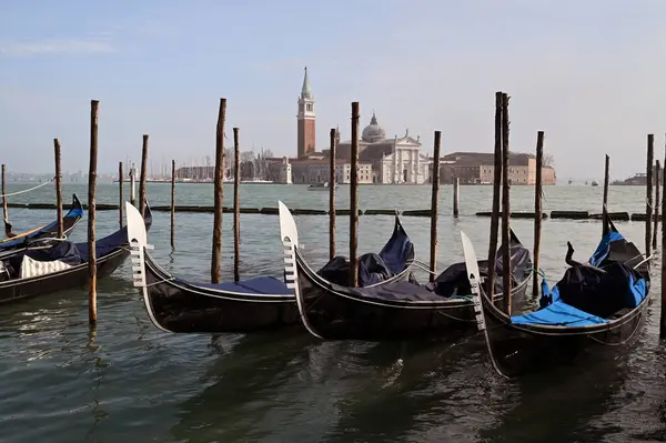 Gondol San Giorgio Maggiore Bazilikası 'nın önüne demirledi.