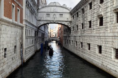 Gondol iç çekiş köprüsünün altından geçiyor.