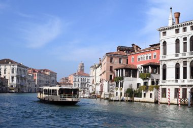 Venedik 'teki Büyük Kanal' da güneşli bir günde Vaporetto