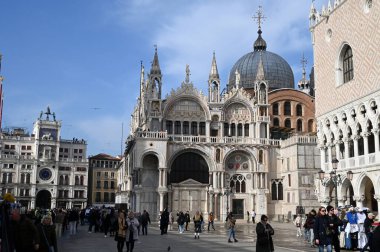 St. Mark Meydanı, bazilika ve saat kulesi.