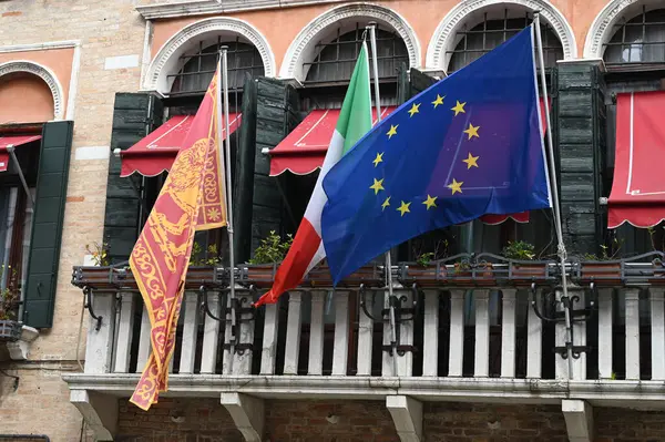 İtalya ve Avrupa Birliği bayrakları bir balkonda asılı Venedik bayrağı