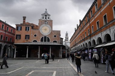 Venedik 'teki bulutlu gökyüzü San Giovanni Elemosinario Kilisesi 