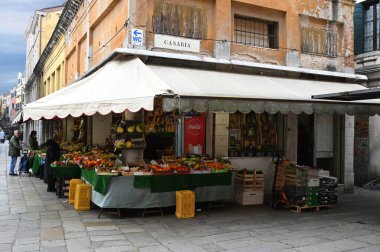 Campo della Pescheria 'daki meyve ve sebze dükkanında.