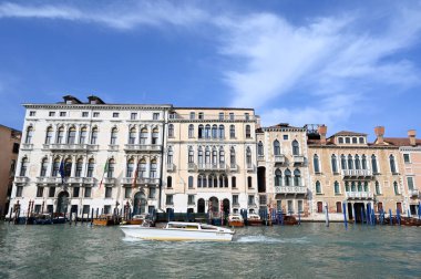 Fini ve Manolessa Ferro sarayları bir taksi teknesinin geçtiği Büyük Kanal 'a bakıyor.