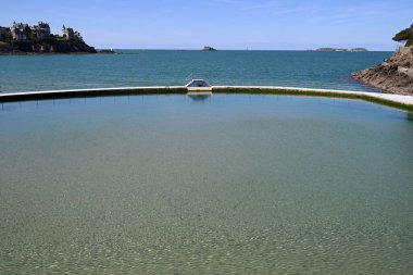 Dinard 'da deniz suyu yüzme havuzu.