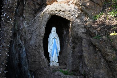 Dinard 'daki Au Clair de Lune gezinti alanında Meryem Anıtı