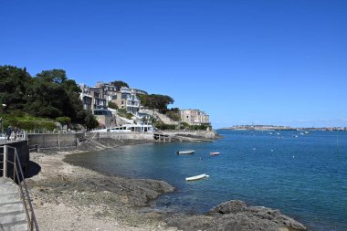 Au Clair de Lune deniz kıyısında Dinard 'da geziniyor.