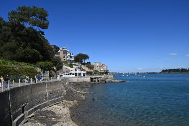 Dinard 'daki Au Clair de Lune güvertesindeki Corsaire şirketinin rıhtımı ve ofisi.