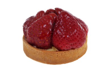 Çilekli turta beyaz arkaplanda izole edilmiş.