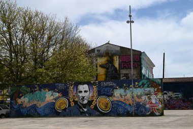 La Rochelle 'in Gabut bölgesinde kaykay grafiti meraklısı Terence Robert anısına bir anıt fresk.