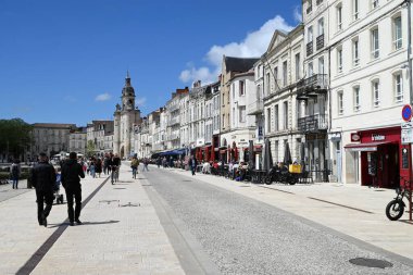Güneşli bir günde bar ve restoranlarıyla La Rochelle 'in Duperre rıhtımında